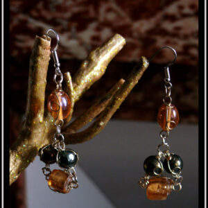 boucles d'oreilles perles en verre orangé irisé et noir mordoré montées sur crochet acier