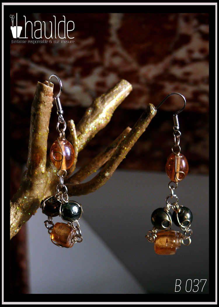 boucles d'oreilles perles en verre orangé irisé et noir mordoré montées sur crochet acier