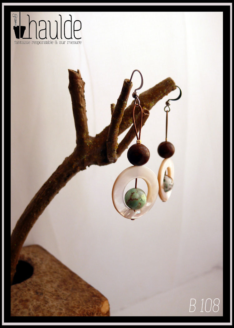 Paire de boucles d'oreilles montées sur crochet. Une perle de dickite marron, un cercle de nacre avec au centre une perle de dickite vert pâle et marron avec des effets de marbrure