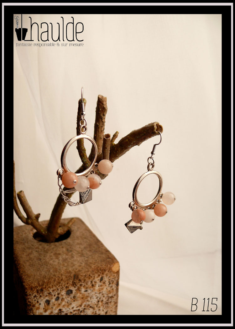 Paire de boucles d'oreilles, créole ronde à anneaux avec 4 perles d'aventurine rose pour chaque boucle (un anneau sur deux) et les tiges d'acier qui les maintiennent sont torsadées vers le bas et remontent avec au bout une perle biseautée en acier