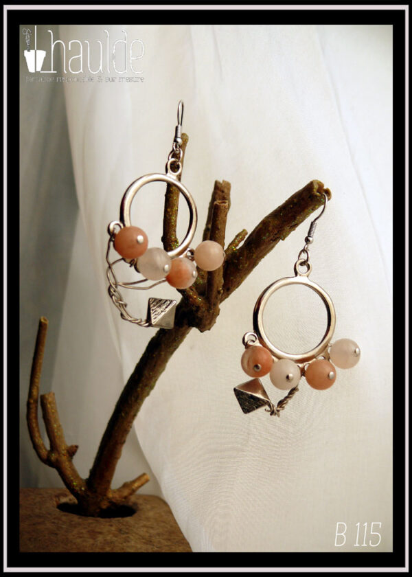 Paire de boucles d'oreilles, créole ronde à anneaux avec 4 perles d'aventurine rose pour chaque boucle (un anneau sur deux) et les tiges d'acier qui les maintiennent sont torsadées vers le bas et remontent avec au bout une perle biseautée en acier