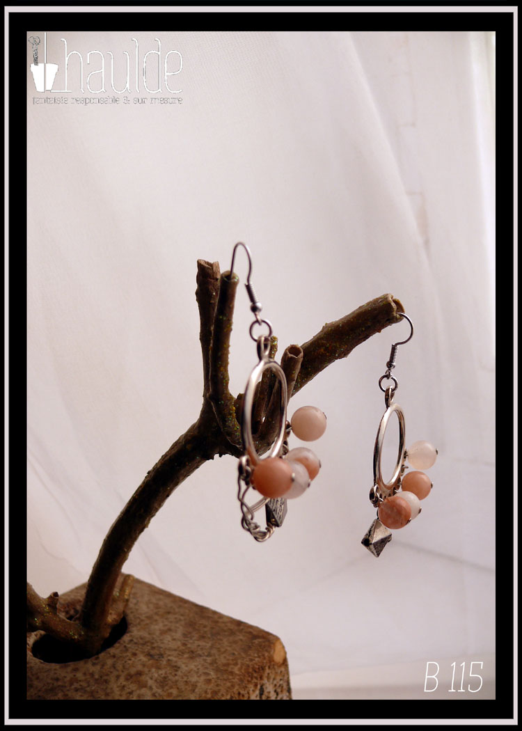 Paire de boucles d'oreilles, créole ronde à anneaux avec 4 perles d'aventurine rose pour chaque boucle (un anneau sur deux) et les tiges d'acier qui les maintiennent sont torsadées vers le bas et remontent avec au bout une perle biseautée en acier