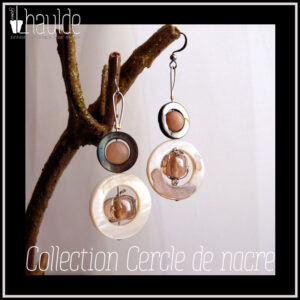 paire de boucles d'oreilles montées sur crochets d'acier, cercles de nacre avec au centre des perles de verre