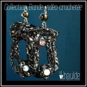 paire de boucles d'oreilles en bande vidéo crochetée garnie de perles de verre