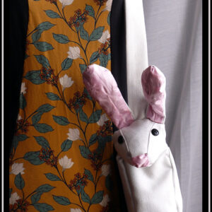 Sac blanc en forme de lapin (tête à l'avant du sac dans le prolongement) Vu de détail sur l'épaule d'un mannequin couture
