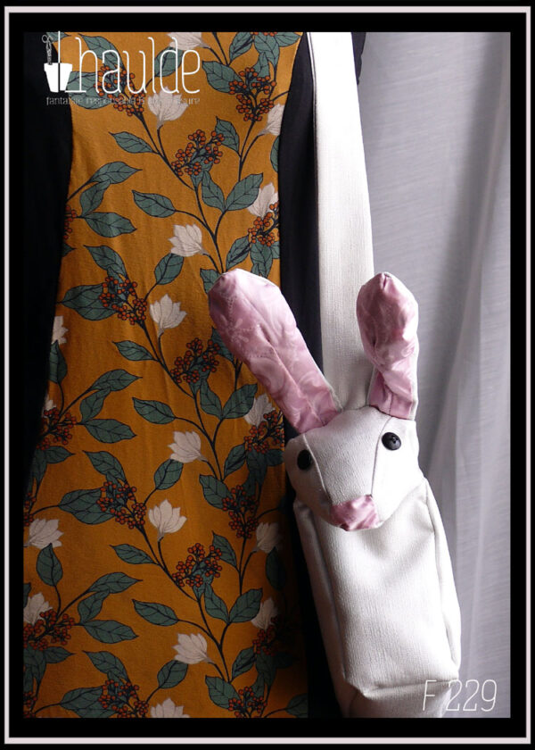 Sac blanc en forme de lapin (tête à l'avant du sac dans le prolongement) Vu de détail sur l'épaule d'un mannequin couture