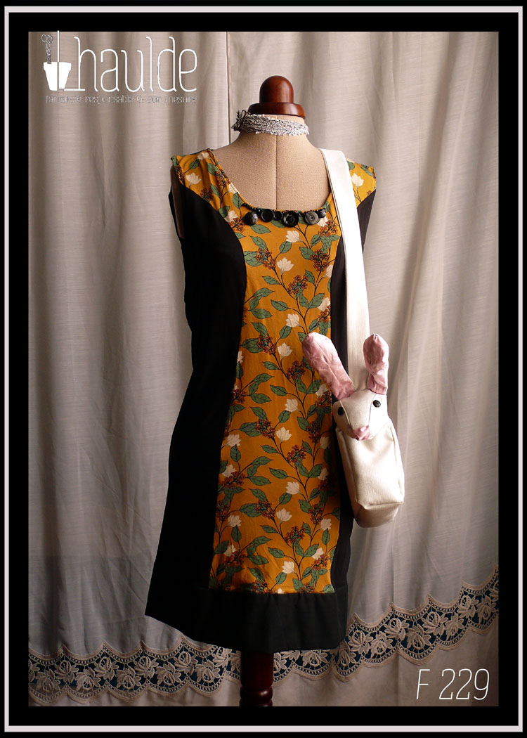 Sac blanc en forme de lapin (tête à l'avant du sac dans le prolongement) Vu sur l'épaule d'un mannequin couture de face