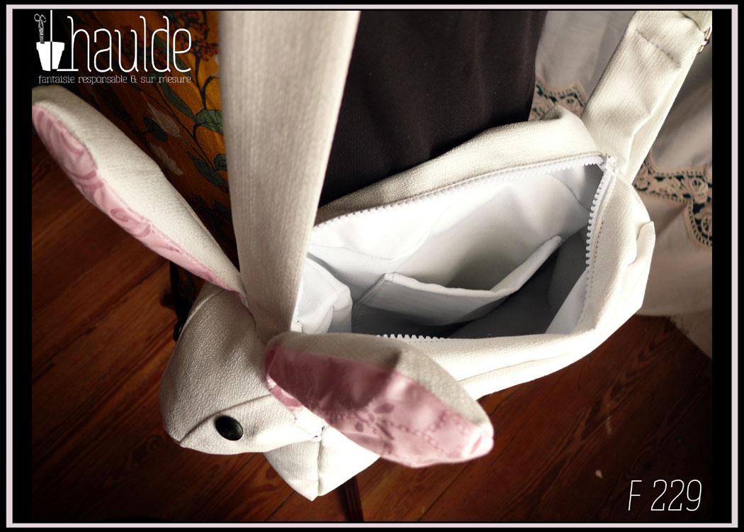 Sac blanc en forme de lapin (tête à l'avant du sac dans le prolongement)Vue de détail de l'intérieur