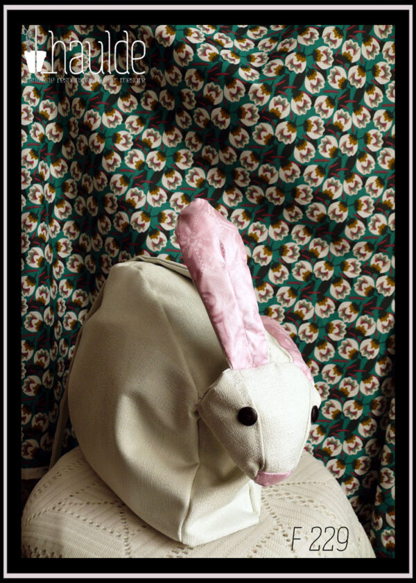 Sac blanc en forme de lapin (tête à l'avant du sac dans le prolongement) Vu posé de trois quarts face
