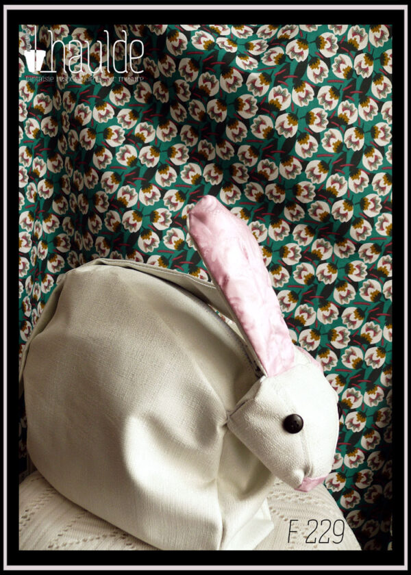 Sac blanc en forme de lapin (tête à l'avant du sac dans le prolongement) Vu posé de trois quarts