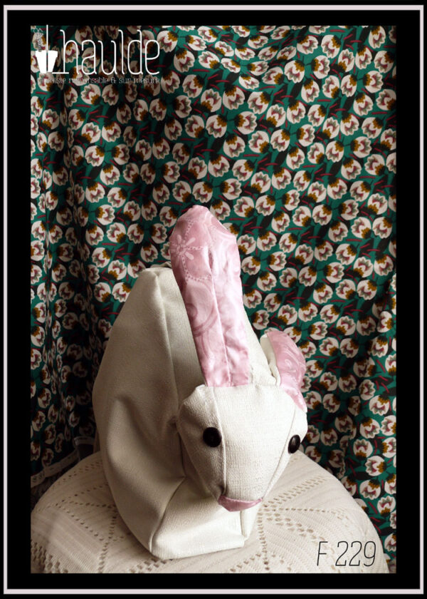 Sac blanc en forme de lapin (tête à l'avant du sac dans le prolongement) Vu posé de trois quarts face