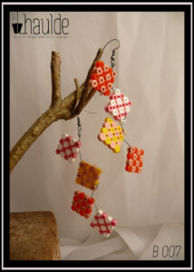 boucles d'oreilles extra longue en fil d'acier garni de carrés en damier de perles à écraser. dominante rose et orange