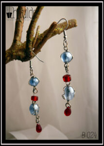 boucles d'oreilles perles en verre alternées bleues et rouges entourée de fil d'acier et montées sur crochet acier couleur argent