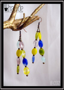 Boucles d'oreilles perles en verre multicolores ovales plates montées sur crochet acier Dominante bleue, jaune, chaque perle est séparée de la suivante par une rocaille dorée