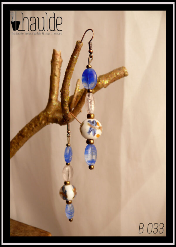 boucles d'oreilles perles en verre ovales plates roses et bleues et perles rondes blanches avec inclusion fleur bleue orange et dorée