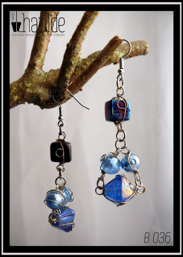 boucles d'oreilles perles en verre bleues et noir irisé monté sur crochet acier