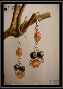 boucles d'oreilles perles en verre orangé irisé et noir mordoré montées sur crochet acier
