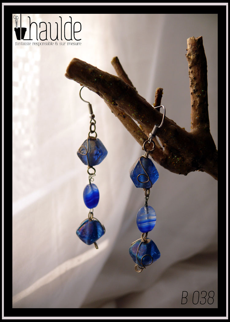 boucles d'oreilles en verre bleu de polyèdres et une perle ovale plate