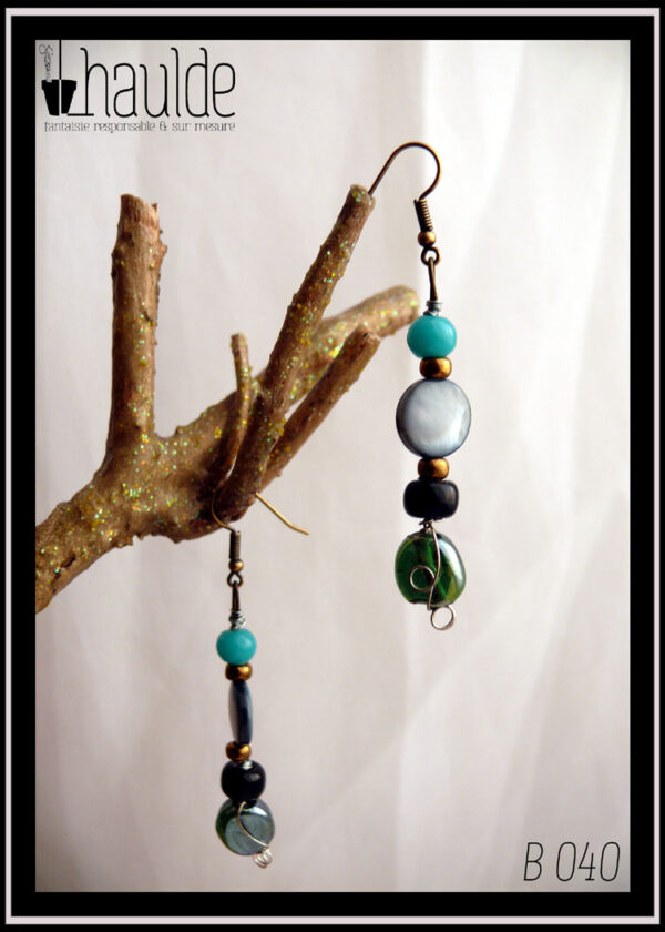 Boucles d'oreilles en perles de verre noires, turquoise et rocaille dorée et nacre bleuté