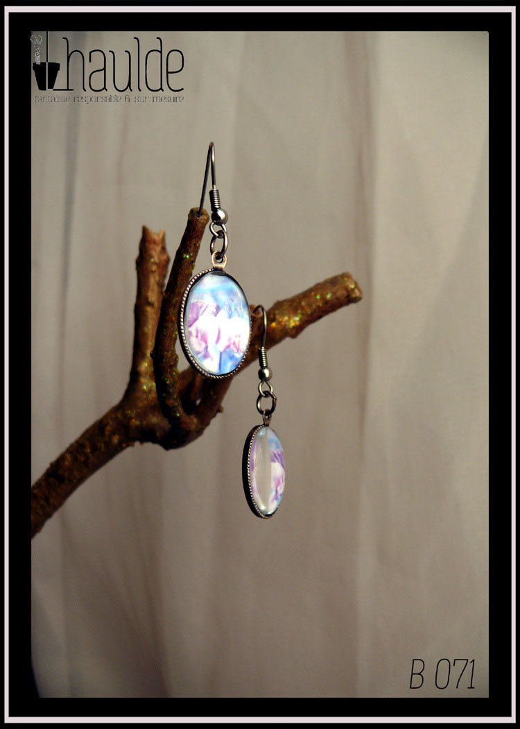 Boucles montées sur crochet, cabochon verre ovale avec une photo de pois de senteur dessous