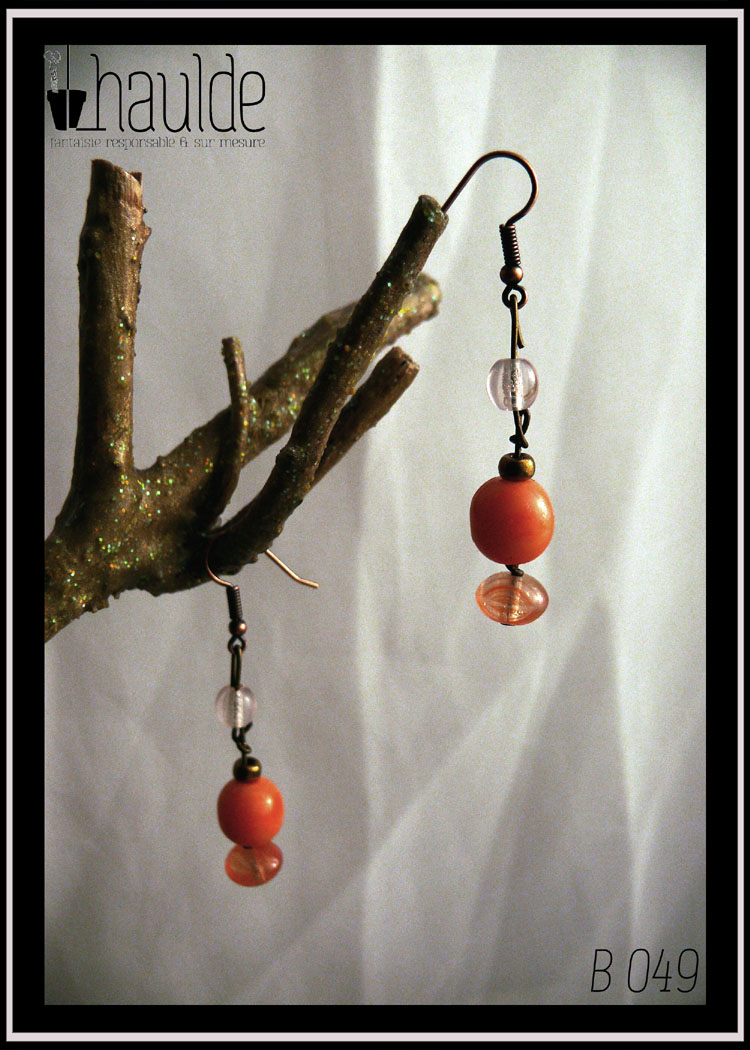 Boucles montées sur crochet, perle en verre biseauté, perle ronde en verre orange opaque, perle galet orange transparente