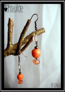 Boucles montées sur crochet, perle en verre biseauté, perle ronde en verre orange opaque, perle galet orange transparente