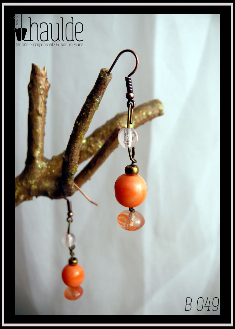 Boucles montées sur crochet, perle en verre biseauté, perle ronde en verre orange opaque, perle galet orange transparente