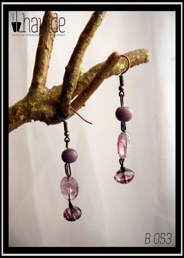 Boucles montées sur crochet, trois perles à la verticale, une perle mauve ronde opaque, une perle ovale plate en verre mauve transparent, une perle galet en verre mauve transparent