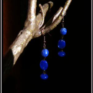 paire de boucles d'oreille, perles en verre bleu outremer monté sur tige d'acier et crochet d'oreille en acier cuivré