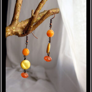 Paire de boucles d'oreille, perles en verre orange et en nacre jaune monté sur tige d'acier et crochet d'oreille en acier cuivré