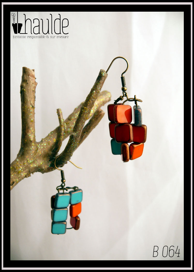 Boucles d'oreilles montées sur crochet acier, perles en verre carrées, rouges, orange et bleu ciel