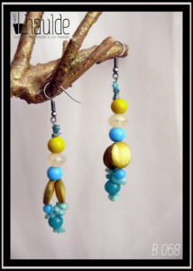 Paire de boucles d'oreilles perles en verre et en nacre alternées, jaune et bleu turquoise