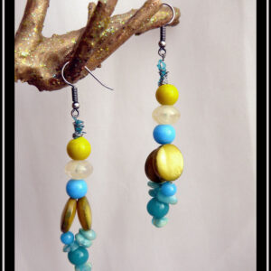 Paire de boucles d'oreilles perles en verre et en nacre alternées, jaune et bleu turquoise