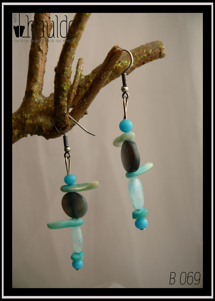 Paire de boucles d'oreilles en nacre bleu, crochet en acier inox