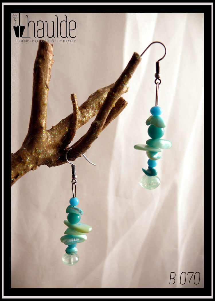 Paire de boucles d'oreilles montées sur crochet d'acier, en nacre bleue non taillée et perles de verre bleues