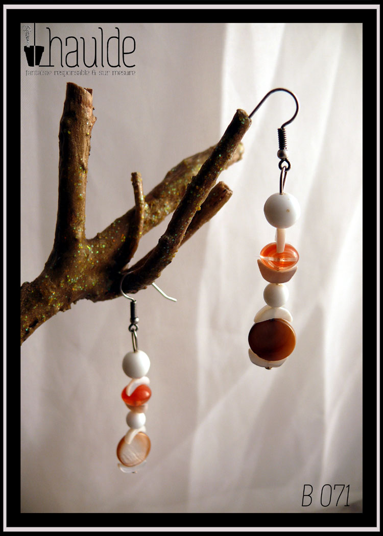 Paire de boucles d'oreilles montées sur crochet acier, perles en nacre blanc et orange et perles en verre blanc et orange