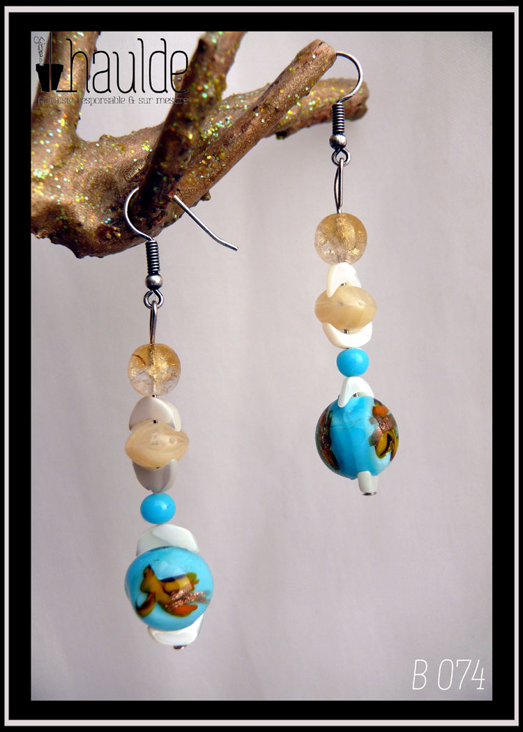 Paire de boucles d'oreilles, perles en verre bleu incrusté de jaune, perles rondes turquoise et jaune pâle, perles demi-lune en nacre blanc