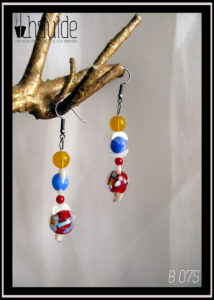 Paire de boucles d'oreilles, perles en verre rouge incrustée de bleu et de jaune, perles en verre, jaune, bleu et perles demi lune en nacre blanc montées sur crochets d'acier
