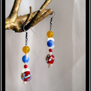 Paire de boucles d'oreilles, perles en verre rouge incrustée de bleu et de jaune, perles en verre, jaune, bleu et perles demi lune en nacre blanc montées sur crochets d'acier