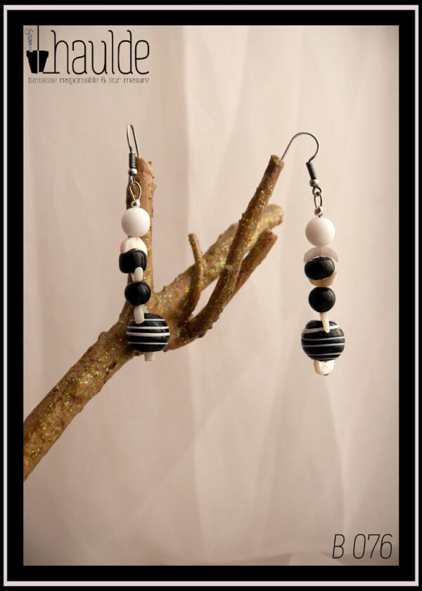 paire de boucles d'oreilles en perles en verre noir rayé de blanc, noires, blanches et croissants de nacre blanc montés sur tiges et crochets d'oreilles en acier inox