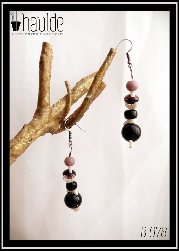 Boucles d'oreilles montées sur crochet acier, perles alignées à la verticale, perle ronde mauve opaque, chips de nacre demi-lune, perle galet violet transparent, chips, perle plate noire, chips, grosse perle ronde noire opaque, chips