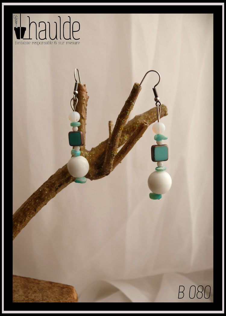 boucles d'oreilles montées sur crochet, perles en verre alignées à la verticale, perle ronde blanche opalescente, chips de couleur turquoise, perle carrée turquoise à tranche dorée, petite perle blanche, chips couleur turquoise, grosse perle blanche, chips couleur turquoise