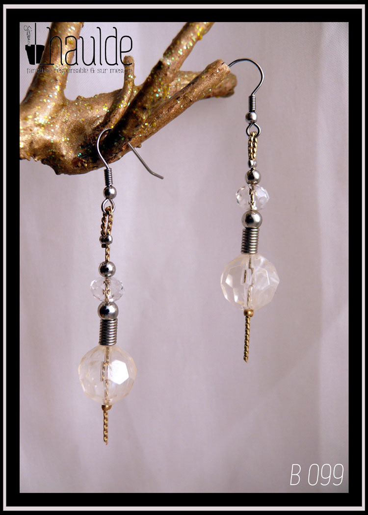 Paire de boucles d'oreilles, crochet acier, chaine tressée en acier dorée, perles en verre biseautées, intercalaire ressort Longueur 7 cm