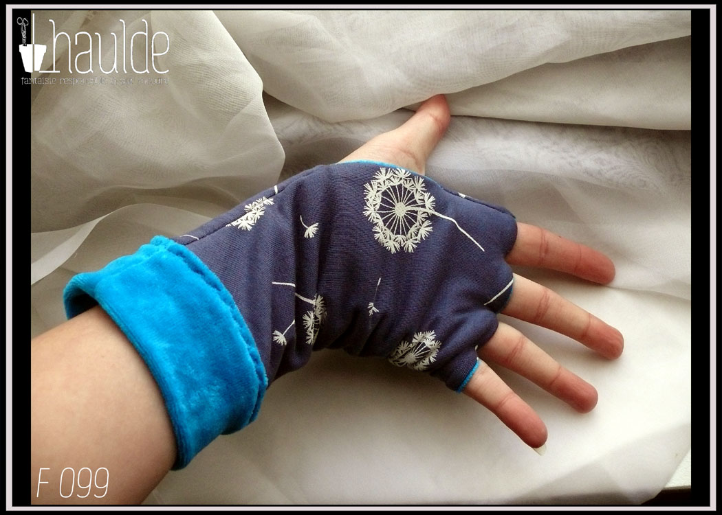 mitaines en jersey bleu imprimé de pissenlits blancs doublées de velours bleu turquoise vue de la paume