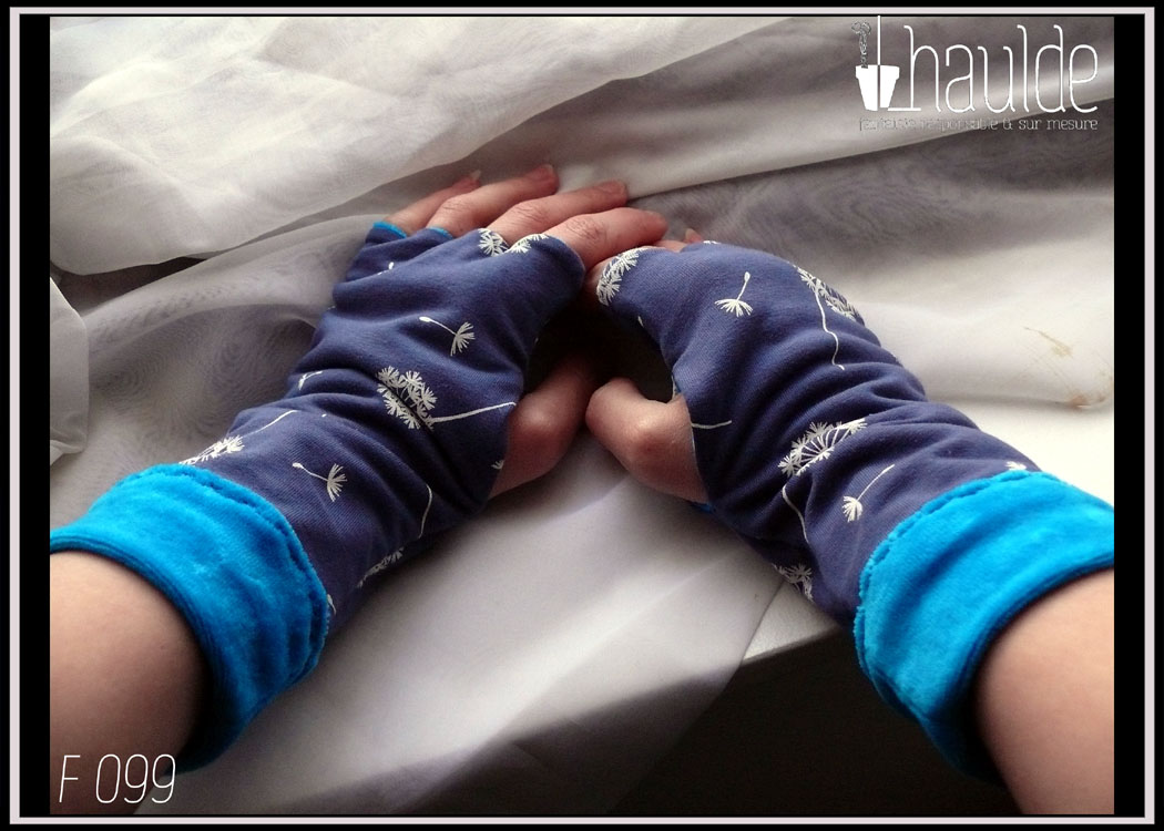 mitaines à doigts délimités en jersey bleu imprimé d'aigrettes de pissenlits blanches doublées de velours bleu turquoise, manchette également en velours Vue de la paire portée