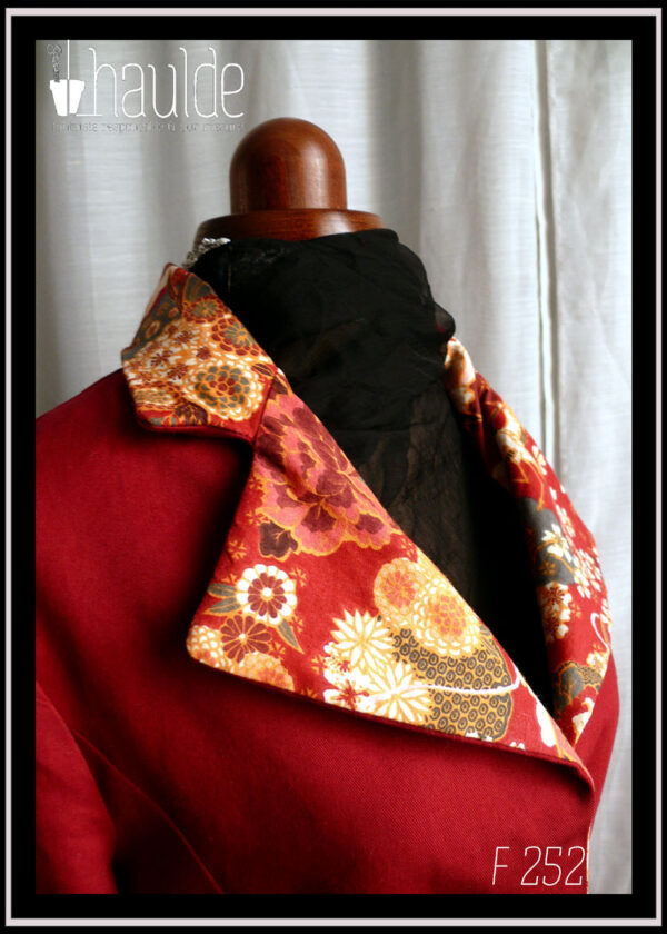 Veste en sergé rouge foncé, col et et rabats des poches en toile rouge imprimée de motifs fleuris et de grues, à l'esthétique japonaise. Détail du col
