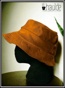 tête de mannequin vue de profil portant un bob orange