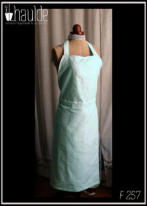 Tablier de potier bleu pâle vu de face sur un mannequin de couture