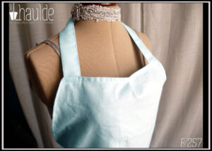 Tablier de potier bleu pâle vu de d'atil du buste sur un mannequin de couture