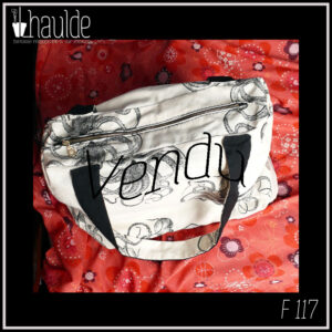 sac rectangulaire à anses en tissu vu de dessus zip fermé. Toile blanche imprimé poulpe façon gravure. Mention vendu